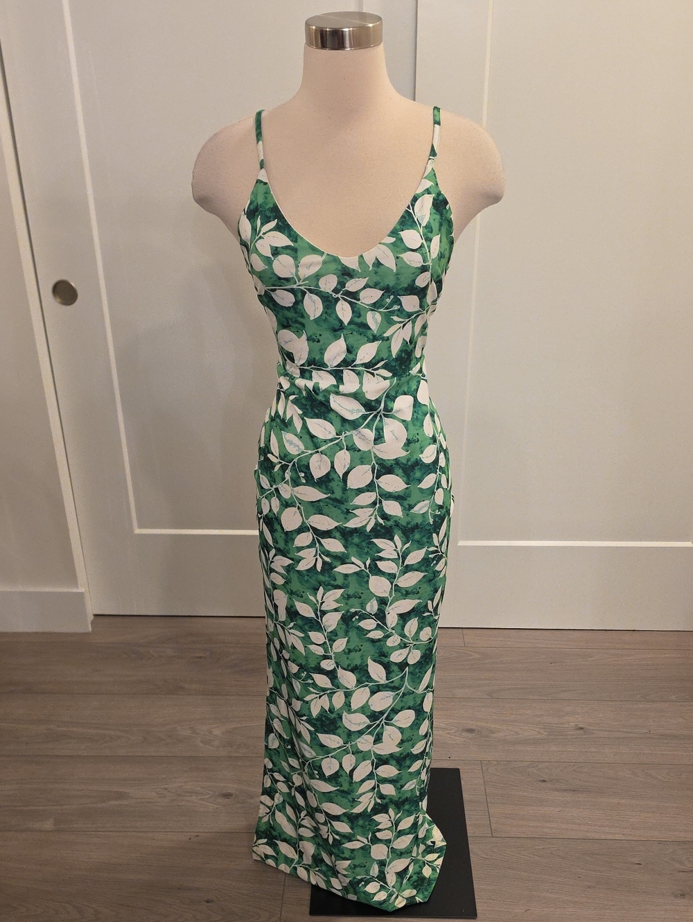 Lovers + Friends Green& White Leaf-Print thin strap Maxi Dress size M like new